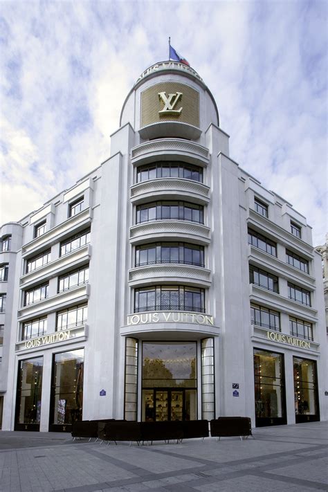 Maison Louis Vuitton .